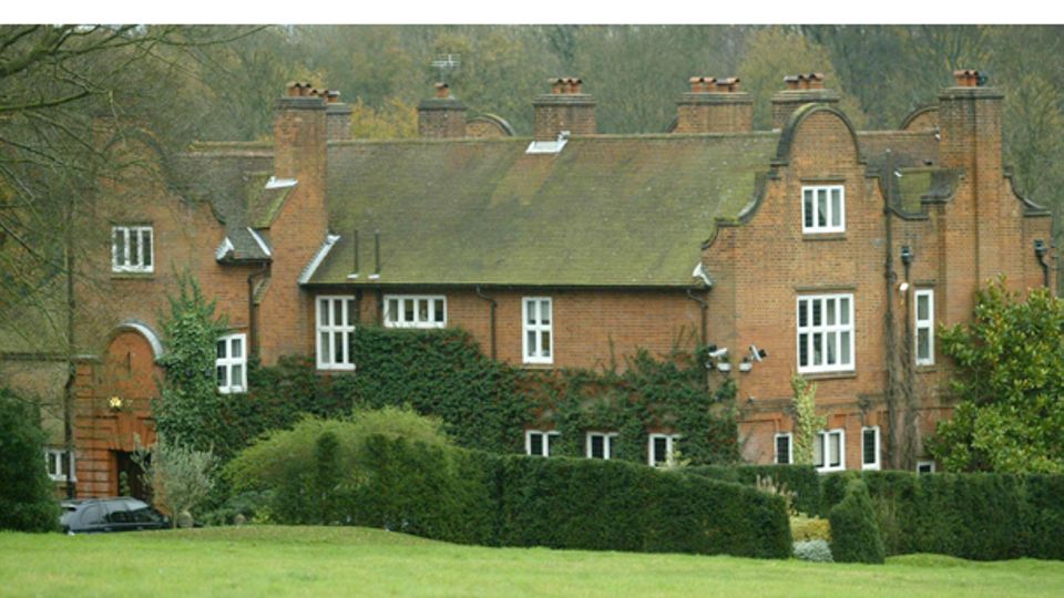 Украинские беженцы смогут жить в доме Оззи Осборна: вот как выглядит этот особняк за 6 млн евро